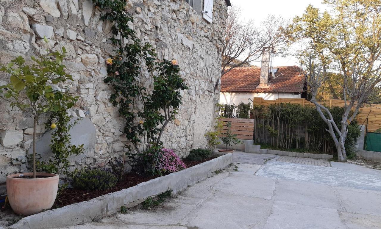 Gasthaus Les Cadets La Bouilladisse Exterior foto